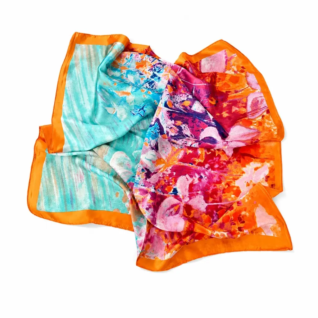Tuch mit orangem Rand und lebendigem Muster
