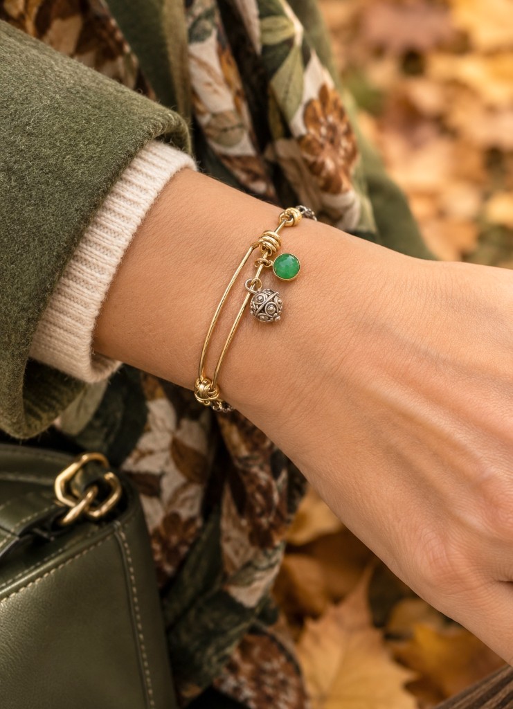 Goldenes Armband mit grünem Stein und silbernem Anhänger